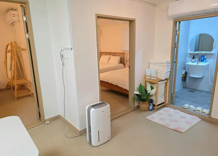 Hébergement de vacances 전포리안스테이#합법숙소#1층마당#퀸침대3개#방2개거실1개#전포#서면 *